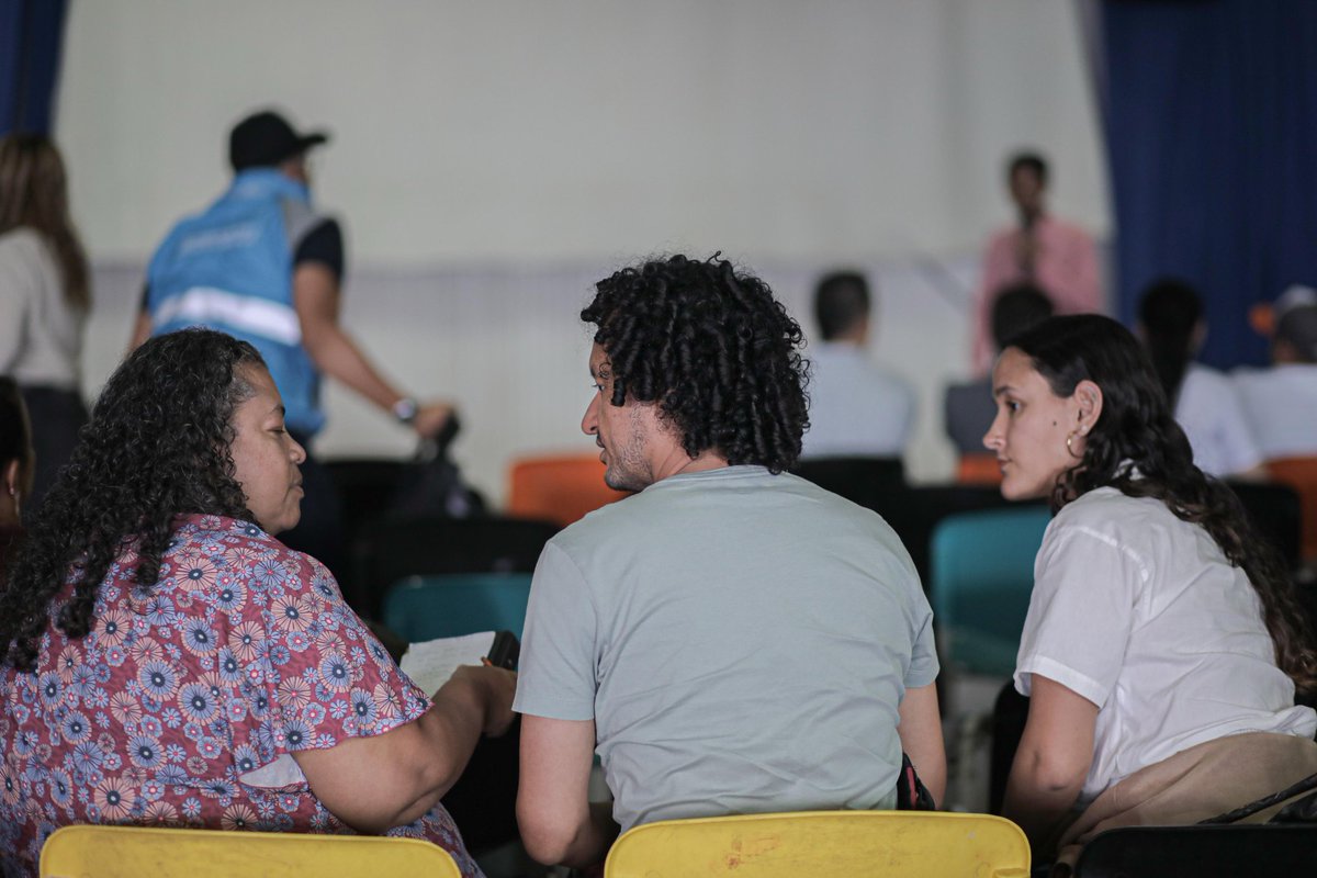 Lopez_Rugeles's tweet photo. La comunidad de la comuna 1 - Popular convocó una reunión donde, junto al concejal @AquinoTicias1, escuchamos las preocupaciones que hoy ponen en riesgo a los estudiantes de la I.E. Antonio Derka y a los habitantes de Santo Domingo Savio. https://t.co/v6IjFr1gAY