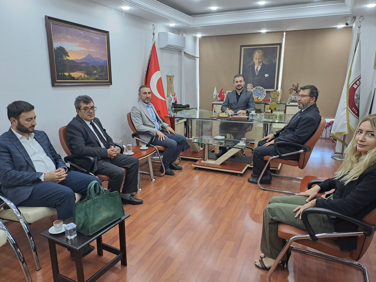 Kayseri Eczacılar Odası Başkanlığında güven tazeleyen Uzm. Ecz. Uğur Nuri Akın‘ı, yönetim kurulu üyelerimiz ile ziyaret ettik. Ziyaretimizde Eczacılarımızın durumunu ve ülkemizdeki ilaç endüstrisi hakkında fikir alışverişinde bulunduk. Sayın başkan ve değerli yönetimine