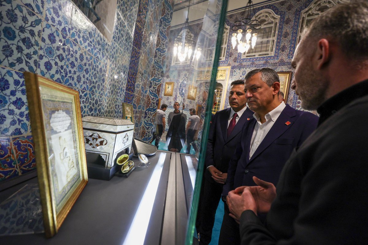 CHP lideri Özel, miting öncesi Eyüp Sultan Türbesini de ziyaret etti.