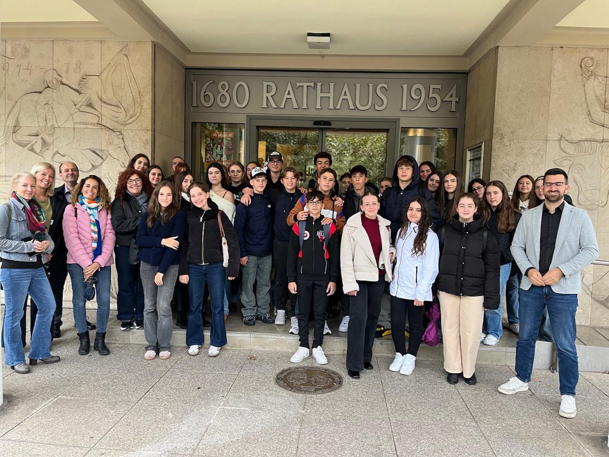 IESMiguelSL's tweet photo. Ayer 15 alumnos de 3° y 4º ESO y dos profesoras comenzaron el 5° intercambio con alumnado Albert Schuman-Gymnasium de Saarlouis, Alemania. Hoy, tras compartir unas horas lectivas en su instituto, han sido recibidos por el alcalde de la localidad. Comienza una semana de emociones. https://t.co/74yrA0CXgI