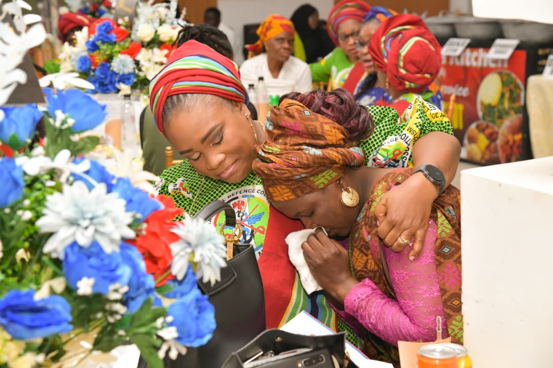 The National Defence College Officers Wives Association (NDCOWA) distributed palliatives to the widows and orphans of fallen heroes...

Mrs. Isabella Okosun assured the widows of maximum support through...

More>> tinyurl.com/NDCOWA-Matriac…