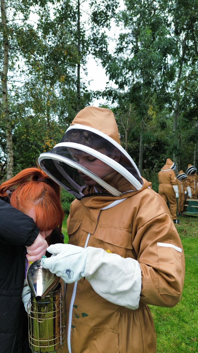 SASB_SCIENCE's tweet image. SASBees class taking advantage of the dry weather to check on the hive