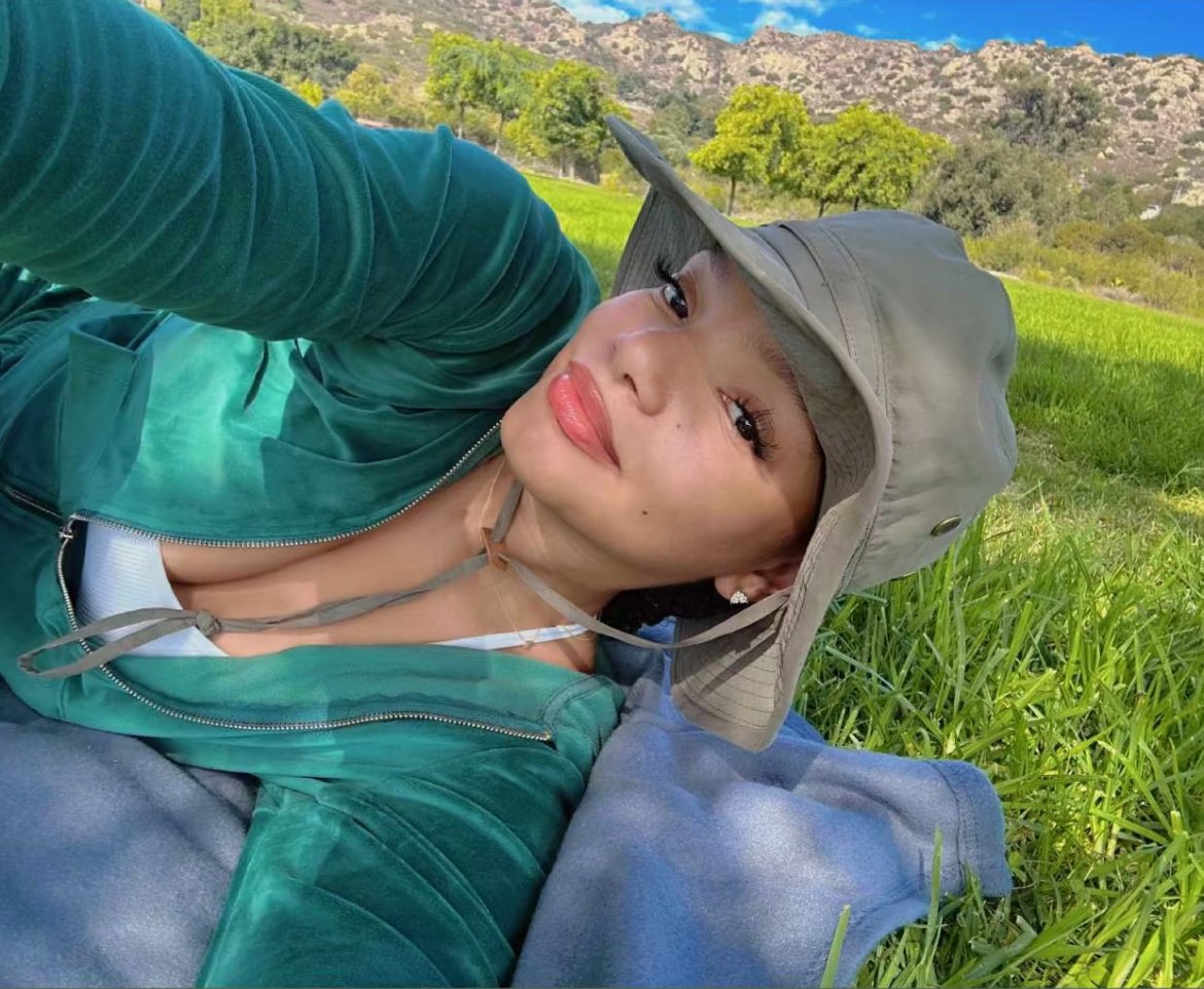 HalleBailey's tweet image. been in nature wbu 🌳🌹