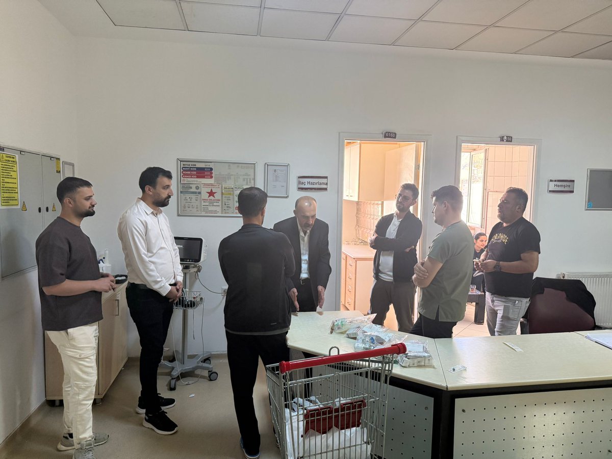SesHakkari's tweet photo. SES Eş Genel Başkanımız Mehmet Sıddık Akın, Şube yöneticilerimiz ve aktivistlerimizle birlikte Hakkari İl Genelinde sağlık ve sosyal hizmet alanlarındaki sorunları yerinde gözlemlemek için işyeri gezileri kapsamında Hakkari Devlet Hastanesi, Yüksekova Devlet Hastanesi ve Hakkari İl Sağlık Müdürlüğünde ki emekçi arkadaşlarla bir araya geldik.
Yaşasın SES 
Yaşasın KESK
#SESleÖrgütlenmeye
@sesgenelmerkezi