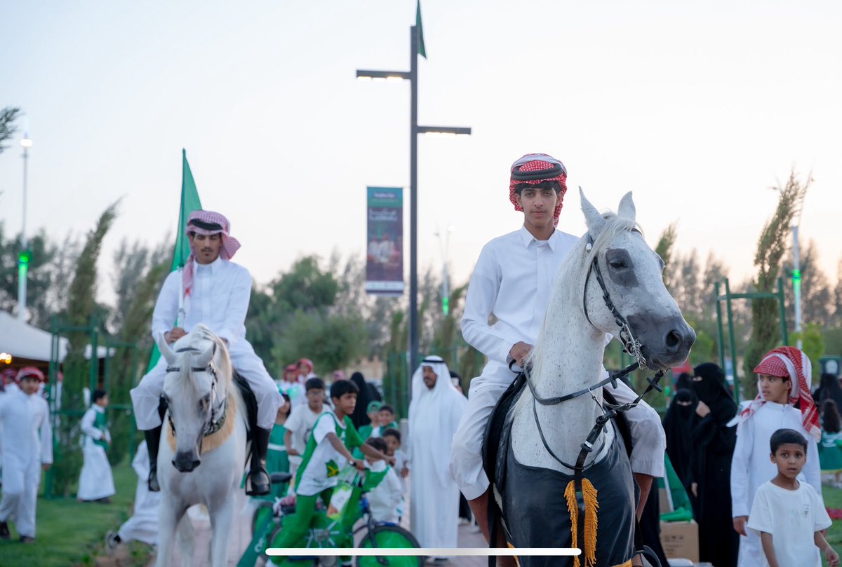 التاريخ العريق | 

الهجن والخيل حاضرة لحاضرنا، ورسالة خالدة لماضينا 🇸🇦🐪🐎
حضورها في حفل الأهالي بـ #طبرجل بمناسبة #اليوم_الوطني لوحة أصيلة تجسّد العز والفخر، وتربط تاريخ الأجداد بمجد الأبناء.

#عزنا_بطبعنا #اليوم_الوطني_السعودي95  #عزنا_بطبعنا_95  #عزنا_بطموحنا  #عزنا_بأصالتنا