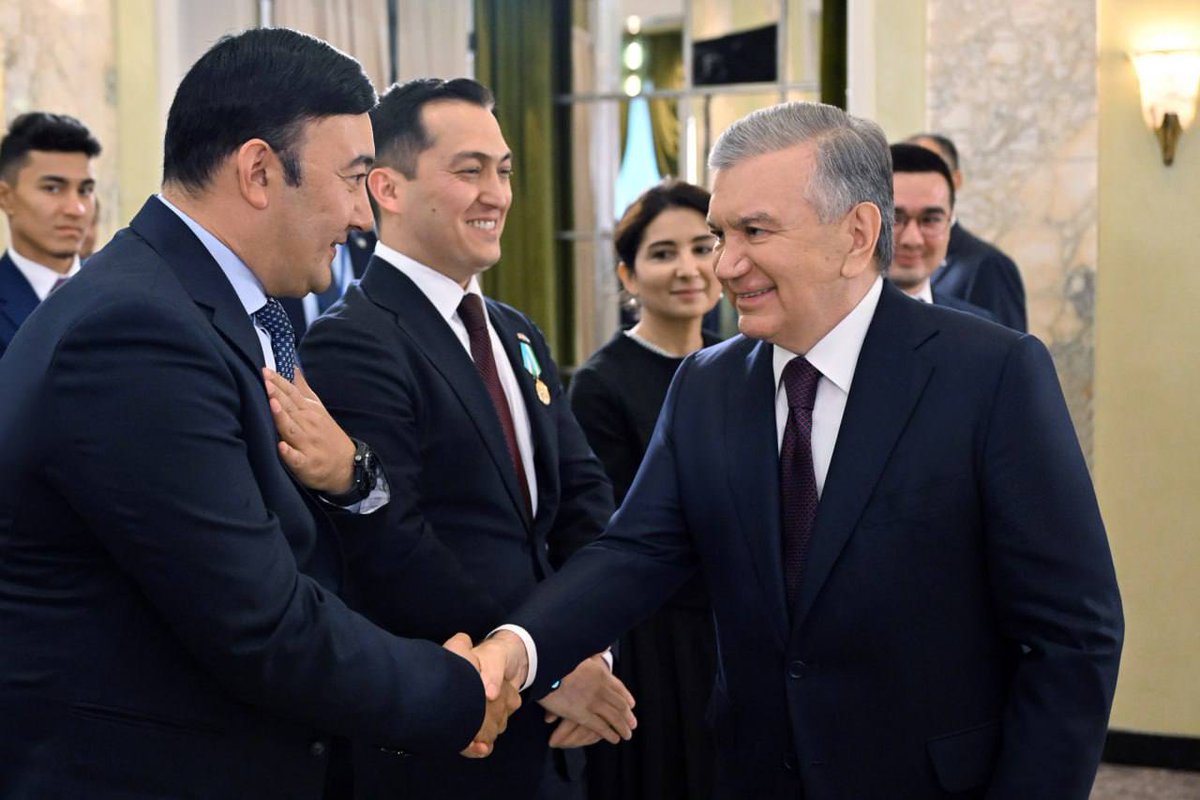 Continuing a good tradition, President Shavkat #Mirziyoyev met with Uzbek compatriots living in the U.S. and “El-Yurt Umidi” fellows studying at leading American universities. 

The discussion highlighted their contributions to the country’s development and explored proposals to