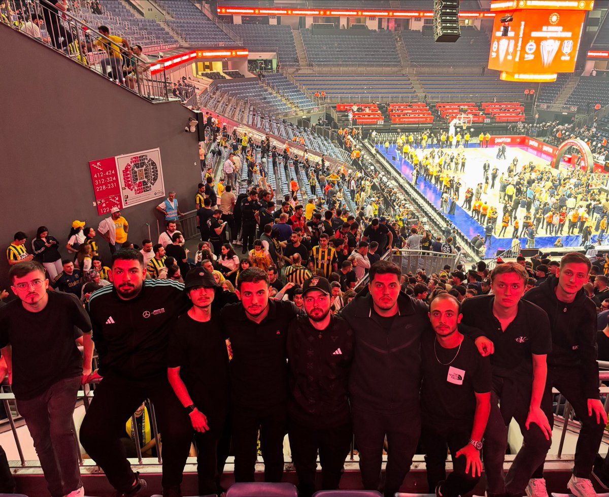 ŞAMPİYON FENER EN BÜYÜK FENER!!

Fenerbahçe’mizi cumhurbaşkanlığı final maçında beşiktaş karşısında yalnız bırakmadık.