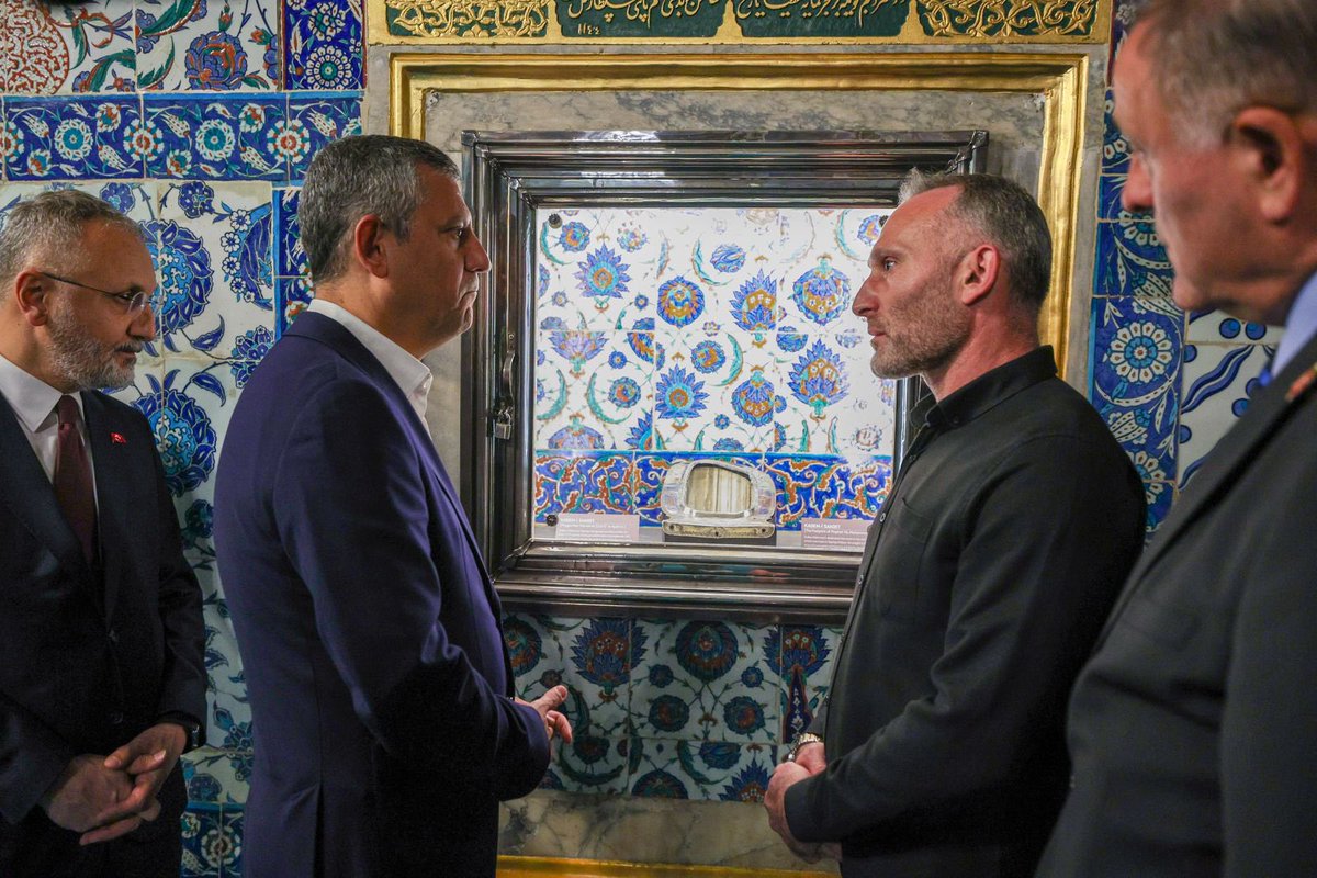 Genel Başkanımız Özgür Özel, Filistin’e Destek Mitingimiz öncesi Eyüp Sultan Türbesi’ni ziyaret etti.