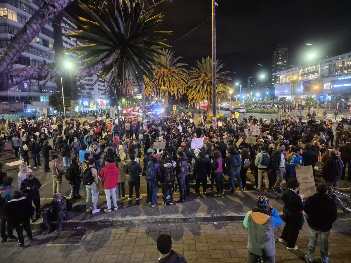 AngelaILD's tweet photo. Ayer a las 8 de la noche, la policía intervino en las protestas que se llevaban a cabo en la Avenida Naciones Unidas.
4 personas, Carlos Quito, Pablo Gallardo, Jordan Navarrete y Ángel L. fueron detenidos. https://t.co/WPfJDvTM83