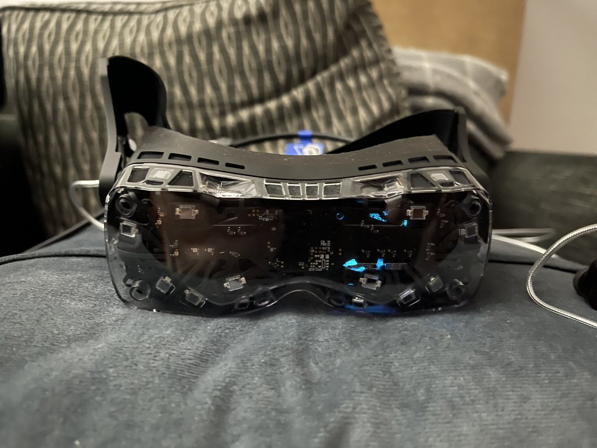 273BeLow's tweet photo. @dont_jinxit I’ve had my 2e for just over a month and it’s been an amazing upgrade from the Index! 

Comfort is insane and the image quality is just so good! https://t.co/0gw7cFqeYI
