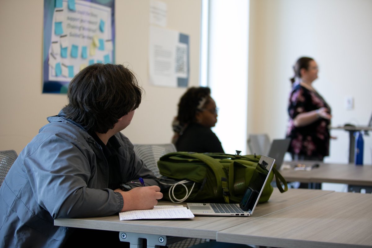 utalibraries's tweet photo. Turning ideas into research gold! 

The Day Family Research Lab hosted Developing a Topic for Undergraduate Research Projects on Sept. 24, helping students refine topics, ask stronger questions, and gain skills for successful research. 📝 #UTALibraries #MavResearch https://t.co/xzipGza7ug