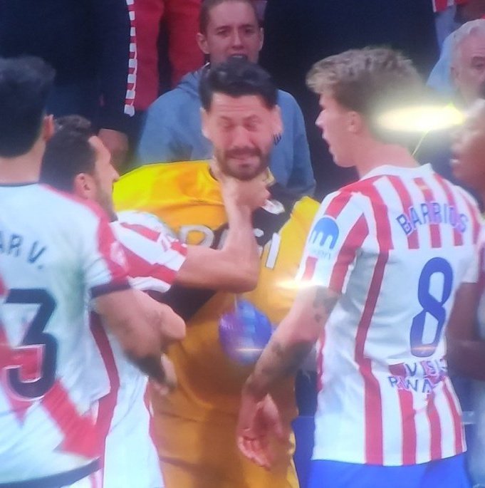 Koke agarrando del cuello al portero del Rayo, es GRAVÍSIMO esto.

Si se llama Dani Carvajal o Vinícius, ya estaría expulsado 🤐