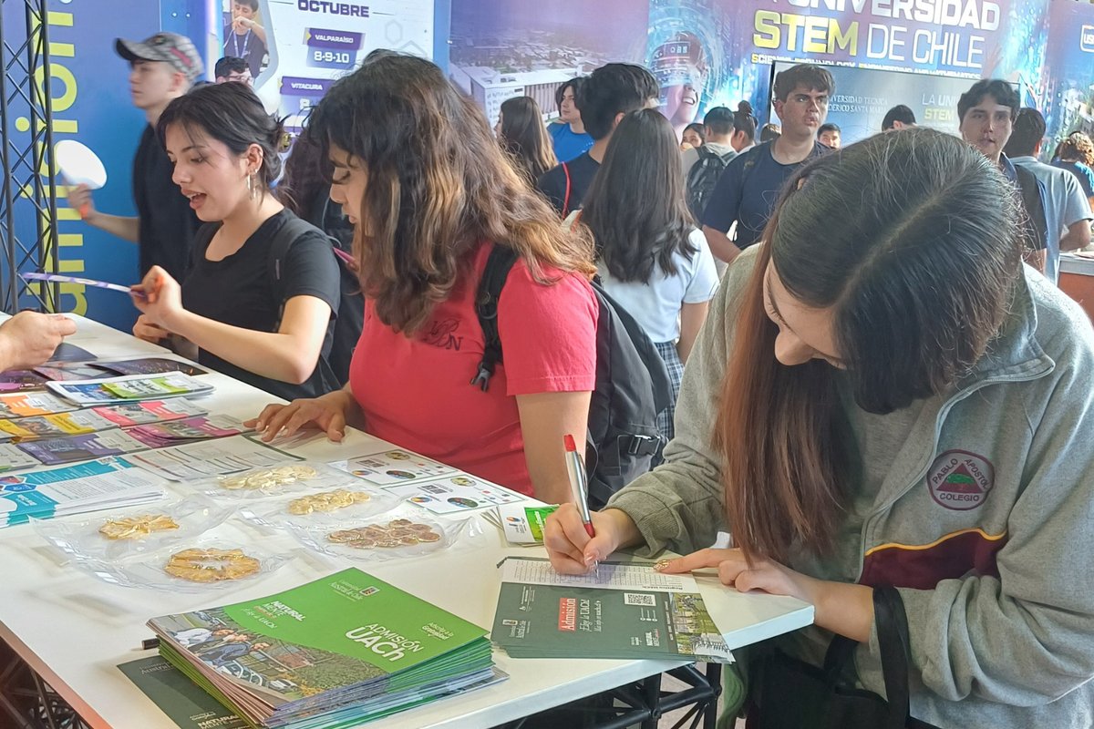 UAustraldeChile's tweet photo. La Universidad Austral de Chile forma parte del Salón de Orientación de Alternativas Académicas 2025 (SIAD), jornada que se realiza del 24 al 26 de septiembre en el Centro Cultural Estación Mapocho y es considerada la feria de orientación vocacional y alternativas académicas más importante del país.

Participa junto a las a las facultades de Ciencias Agrarias y Alimentarias, Ciencias Forestales y Recursos Naturales, Ciencias Veterinarias y Ciencias de la Ingeniería. 

#SIAD2025 #AdmisiónUACh2026 

@SIAD_Chile @EstacionMapocho