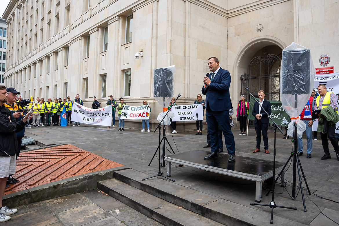 🟢Polska Federacja Rolna apeluje do premiera w sprawie OPR. Setki miejsc pracy zagrożone? Protest i apel przed Ministerstwem Rolnictwa i Rozwoju Wsi.
Więcej informacji tutaj ⬇️
agropolska.pl/aktualnosci/po…