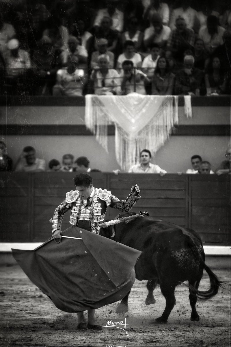 Que bonito es,ser un loco y bailar sin necesitar música...
Yo me entiendo. 
Portarse bien. 

#AlejandroTalavante  #Toreo #Eltoro #Mividaenunafoto
#Momentos #Detalles #FotografíaTaurina #FMorenoR #ByN #BlancoyNegro <a href="/aletalavante/">Alejandro Talavante</a>