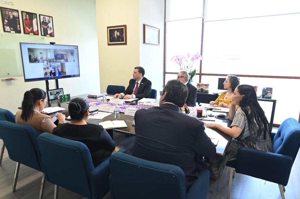 AlejandraDMV's tweet photo. Hoy conversé de manera virtual con @RSenderowitsch del Banco Mundial (@WorldBank), un socio estratégico para México y el mundo.
Hablamos de cómo fortalecer estrategias conjuntas que nos permitan enfrentar desafíos globales, reducir desigualdades y construir un futuro más justo y sostenible.

#AMEXCID #BancoMundial #CooperaciónQueTransforma
