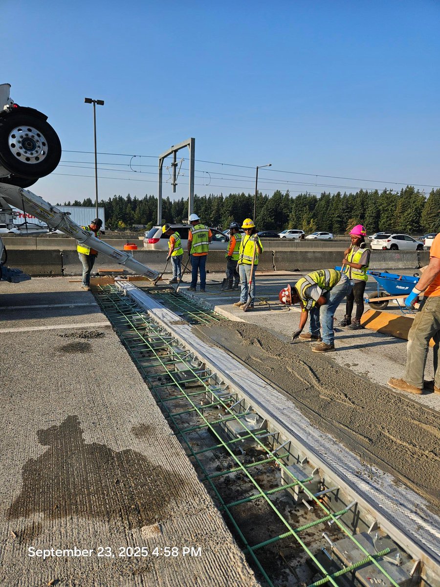 wsdot_traffic's tweet image. The work on the East Channel Bridge of EB I-90 between Seattle &amp;amp; Bellevue has made a lot of progress. TONIGHT, crews switch which lane they are working in.

8PM 9/24-9AM 9/25: EB I-90 reduced to 1 lane, w/ intermittent traffic holds.
The E Mercer Wy on-ramp will reopen in the AM.