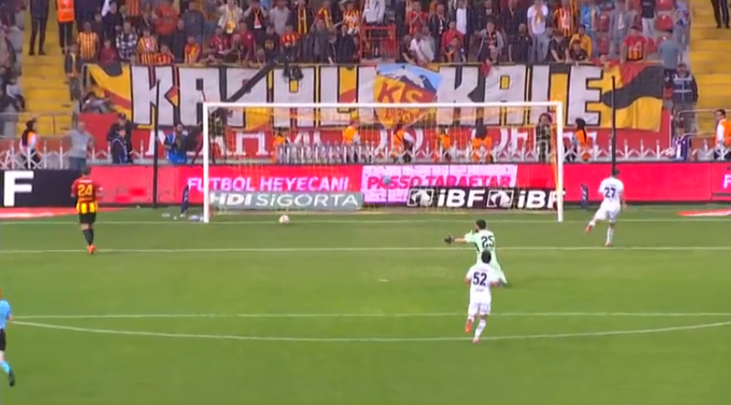 Bilal'in şu çaresizliğini, şu yakarışını sakın ola unutmayın... Şu topu çıkarmak için bırakın koşmayı, adım dahi atmayan adama Kayserispor formasını giydirmemekte Kayserispor taraftarının boynuna borçtur...