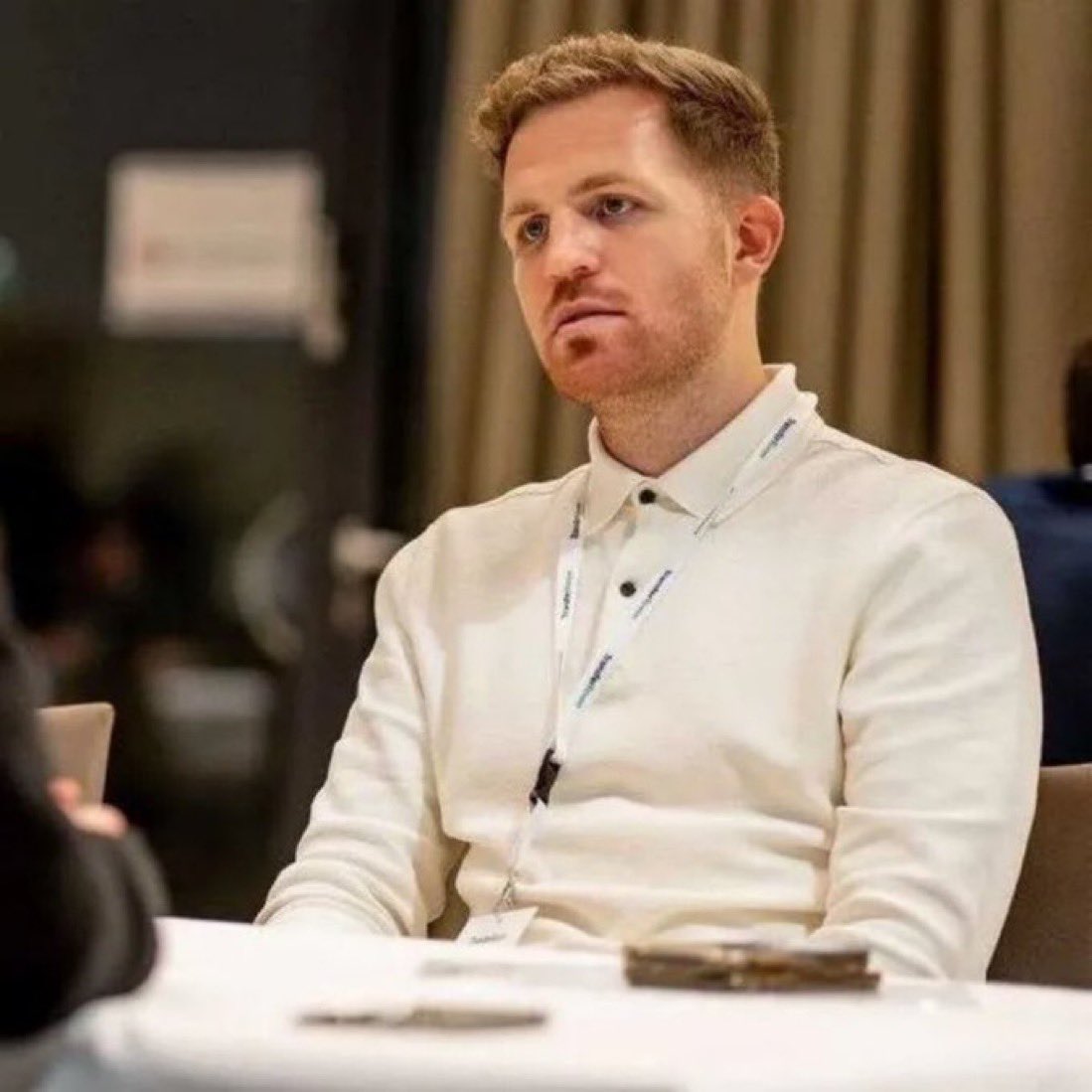 6 dil biliyor diye hoca getirdi aq