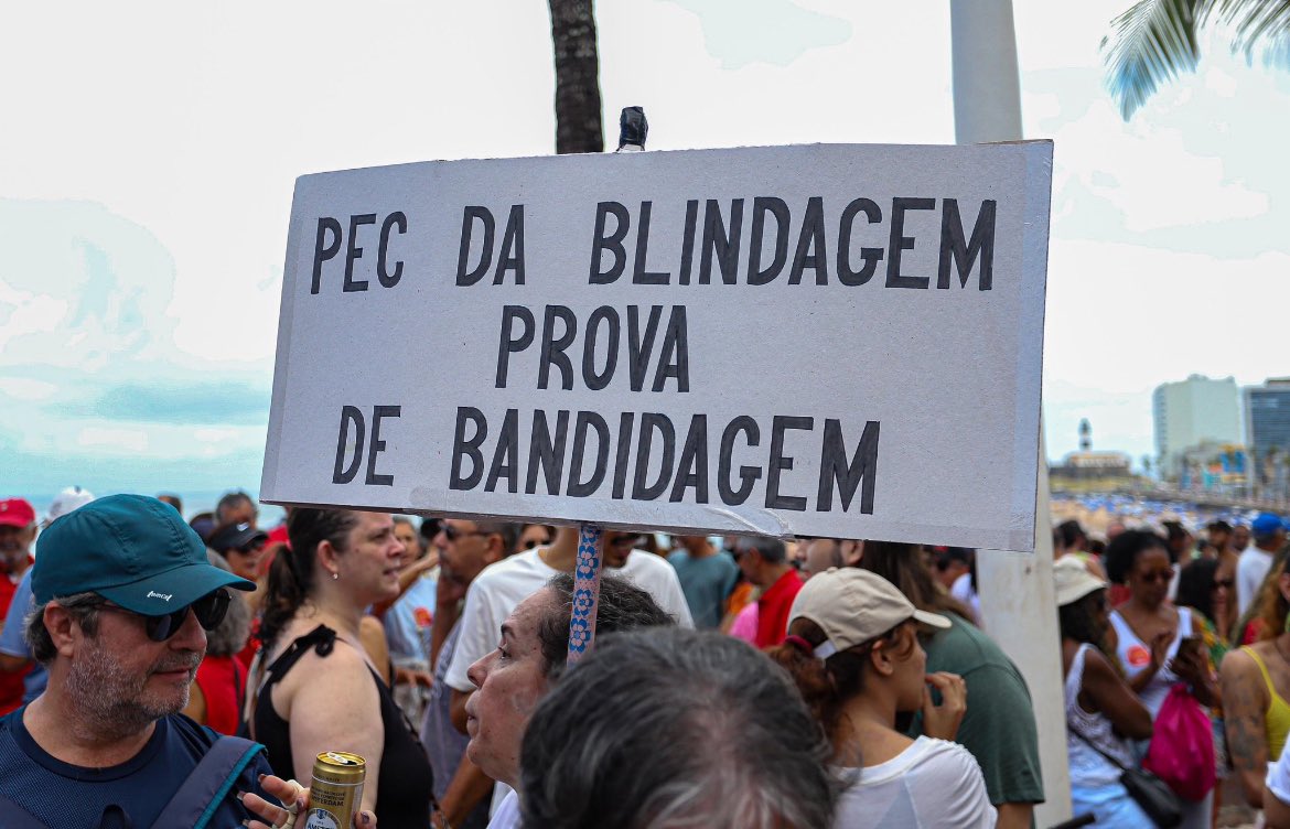 POVO NA RUA DERROTA O BOLSONARISMO 💪🏾 A PEC da Blindagem está ENTERRADA! 

Em votação unânime, CCJ do Senado rejeita a PEC da Blindagem. Não vai ter impunidade para criminoso no Congresso Nacional!