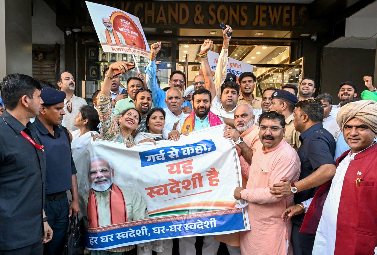 NayabSainiBJP's tweet image. आज नेहरू प्लेस, करनाल पहुँचकर दुकानदारों से जीएसटी सुधार के संदर्भ में बातचीत की। जीएसटी में मिली छूट से ग्राहकों के साथ-साथ दुकानदारों, व्यवसायी समाज को भी लाभ पहुँच रहा है।

देश के यशस्वी प्रधानमंत्री माननीय श्री @narendramodi जी ने 15 अगस्त को लाल किले से त्योहारों के सीजन से…