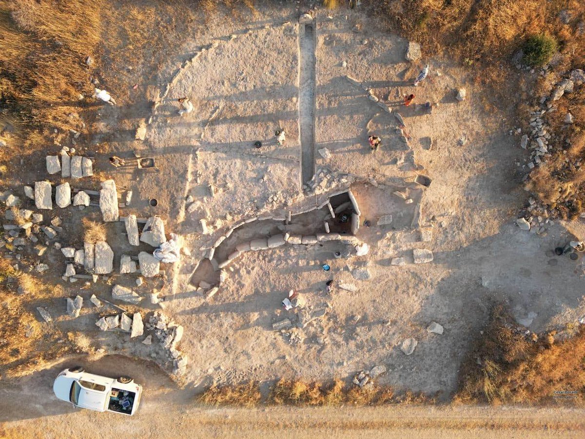 📢💣 ¡Descubren un espectacular dolmen!
El monumento funerario, conocido como Dolmen I se encuentra en la necrópolis de La Lentejuela (Teba, Málaga) y ha sido excavado durante cuatro campañas por la <a href="/univcadiz/">Universidad de Cádiz</a> . Datado en el III milenio a.C., contiene osarios y ricos ajuares 🧵👇