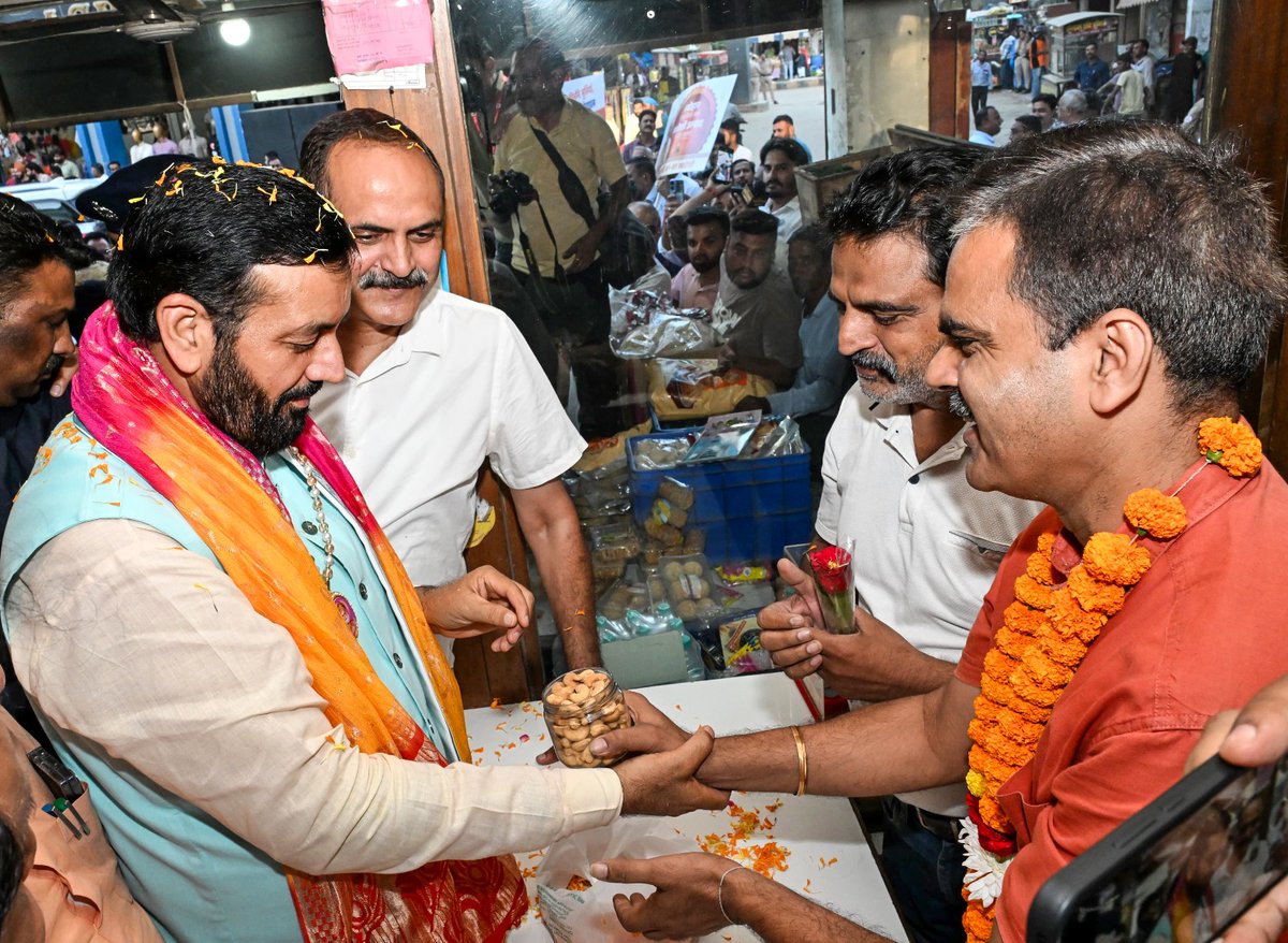 NayabSainiBJP's tweet image. आज नेहरू प्लेस, करनाल पहुँचकर दुकानदारों से जीएसटी सुधार के संदर्भ में बातचीत की। जीएसटी में मिली छूट से ग्राहकों के साथ-साथ दुकानदारों, व्यवसायी समाज को भी लाभ पहुँच रहा है।

देश के यशस्वी प्रधानमंत्री माननीय श्री @narendramodi जी ने 15 अगस्त को लाल किले से त्योहारों के सीजन से…