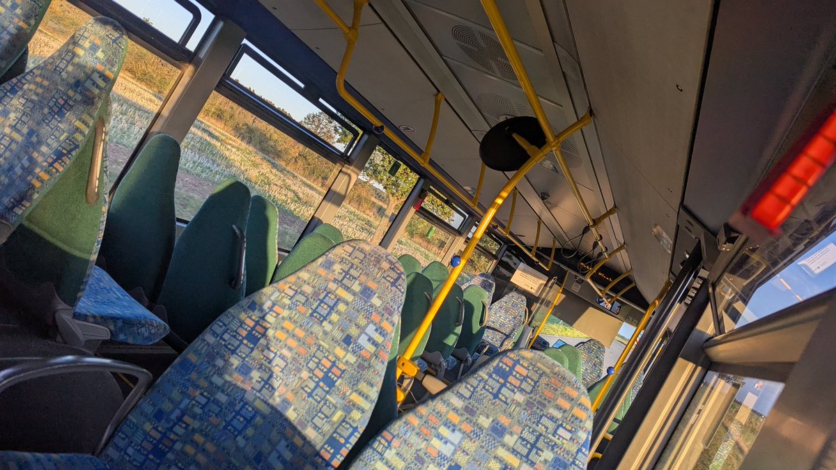 _aufgegleist's tweet image. Alle beschweren sich über ÖPNV auf dem Land, aber die Wahrheit ist: Nur hier bekommst du eine 500k € Limousine mit Chauffeur komplett für dich alleine für unter 60 Euro im Monat  🤷