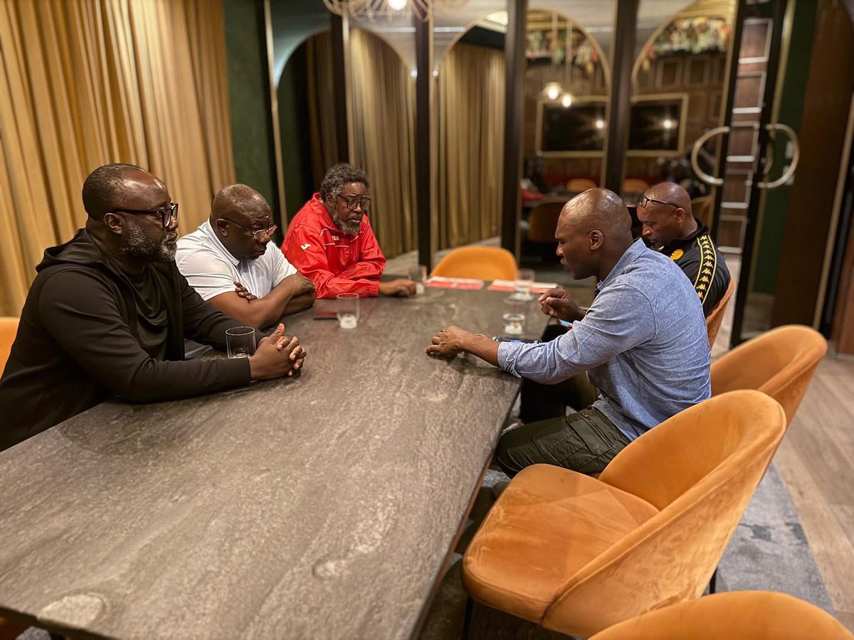 MickyJnr__'s tweet image. 🤝 Kabuscorp &amp;amp; Kaizer Chiefs held an operational meeting today in Johannesburg.

• Chiefs will provide Kabuscorp with 4 vans + 1 executive bus (with drivers) available 24/7 

• Chiefs to also supply water for players during the game on September 27

• Both sides praised the…