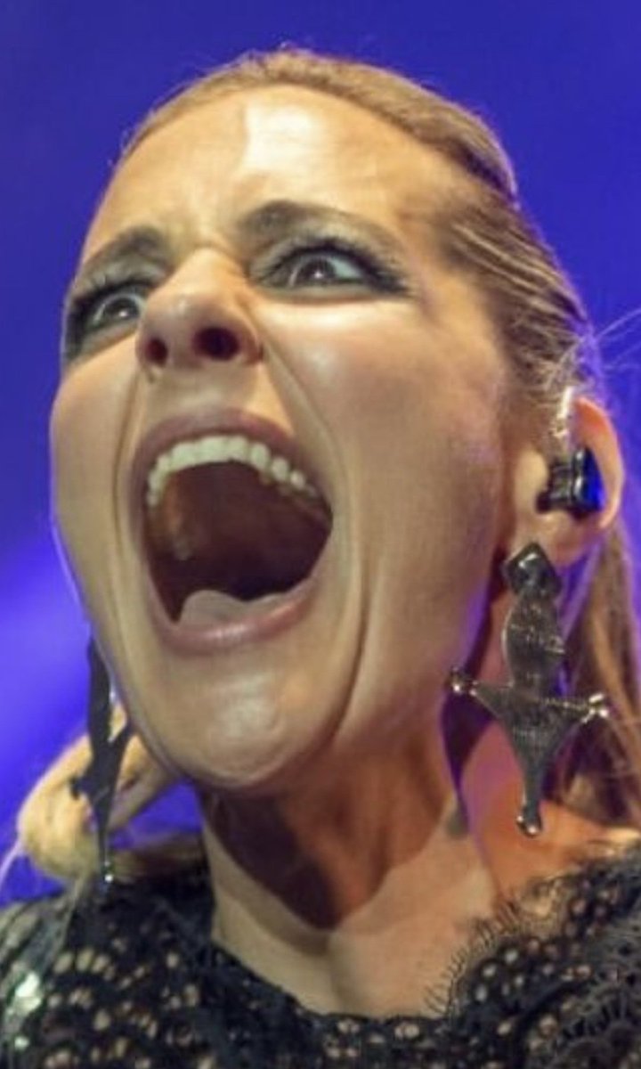 Εγώ, όταν χτυπάω το μικρό δάχτυλο του ποδιού στο τραπεζάκι.