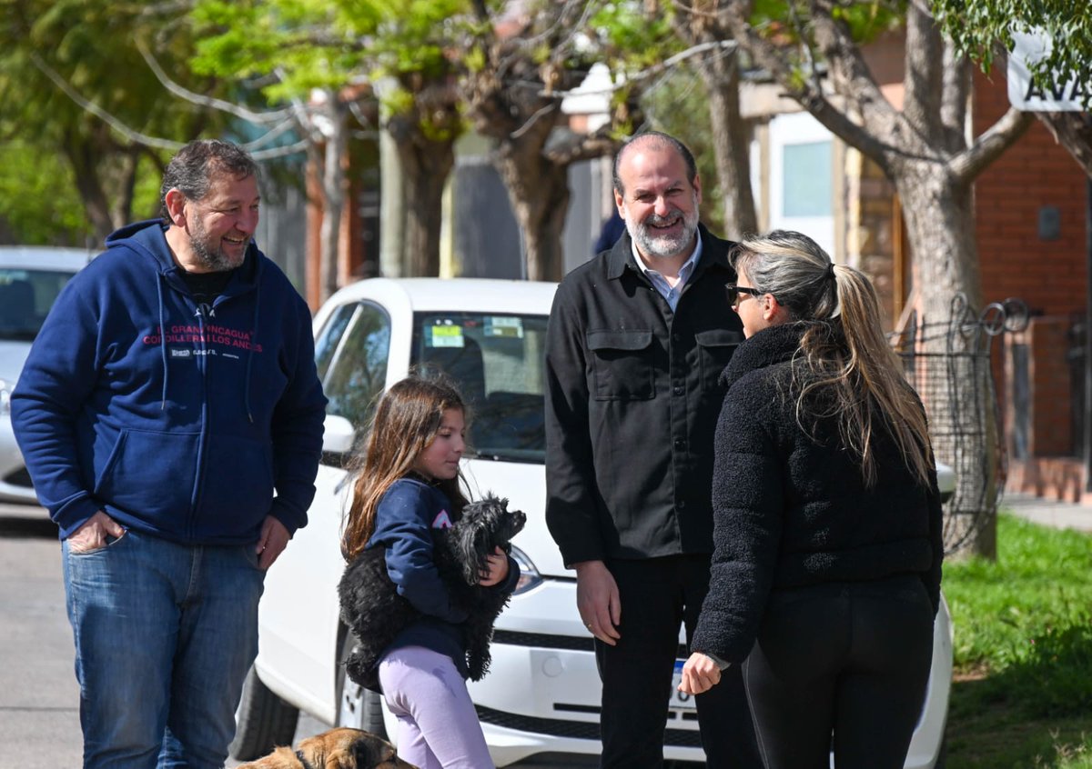 El plan de pavimentación continúa avanzando en distintos sectores de Bahía.

Hoy recorrimos la obra de asfaltado en calle De Angelis, del barrio Santa Margarita.

Seguimos trabajando unidos.