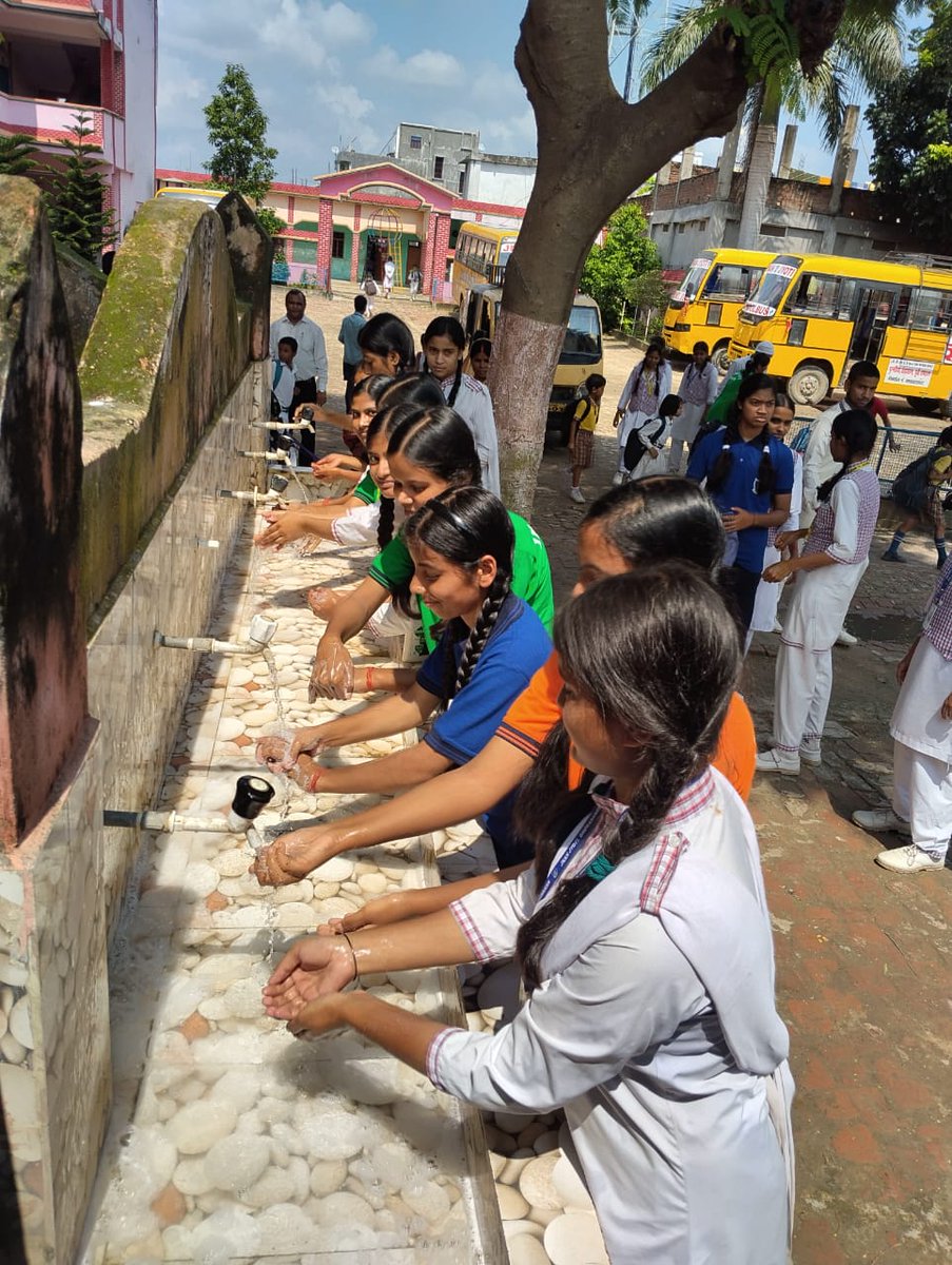 EcMotihari's tweet photo. #SBM(G)/#LSBA #SwachhtaHiSeva2025 के तहत #स्वच्छाउत्सव अभियान के अंतर्गत #Hand_Washing करते हुए स्कूली बच्चे |
@Dm_Motihari @MoJSDDWS @MoRD_GoI @kumarvinuvinay @rajeevjauhari1 @EduMinOfIndia @LSBA_Bihar @BiharRDD @PIB_Patna @IPRDBihar @rajeshkbas42 https://t.co/jcdEjYWzyg