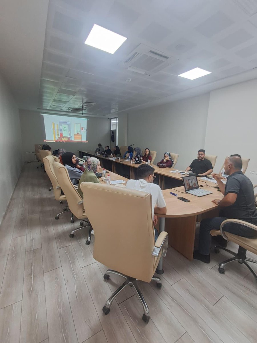 📌 Üniversitemiz öğrencilerinin afet bilincini artırmak ve hazırlıklı hale gelmelerini sağlamak amacıyla Genç Nesiller Topluluğumuz tarafından yürütülen “Depreme Hazırlanan Genç Nesiller” ÜNİDES projesi, AFAD iş birliğiyle düzenlenen kapsamlı eğitim programıyla başarıyla