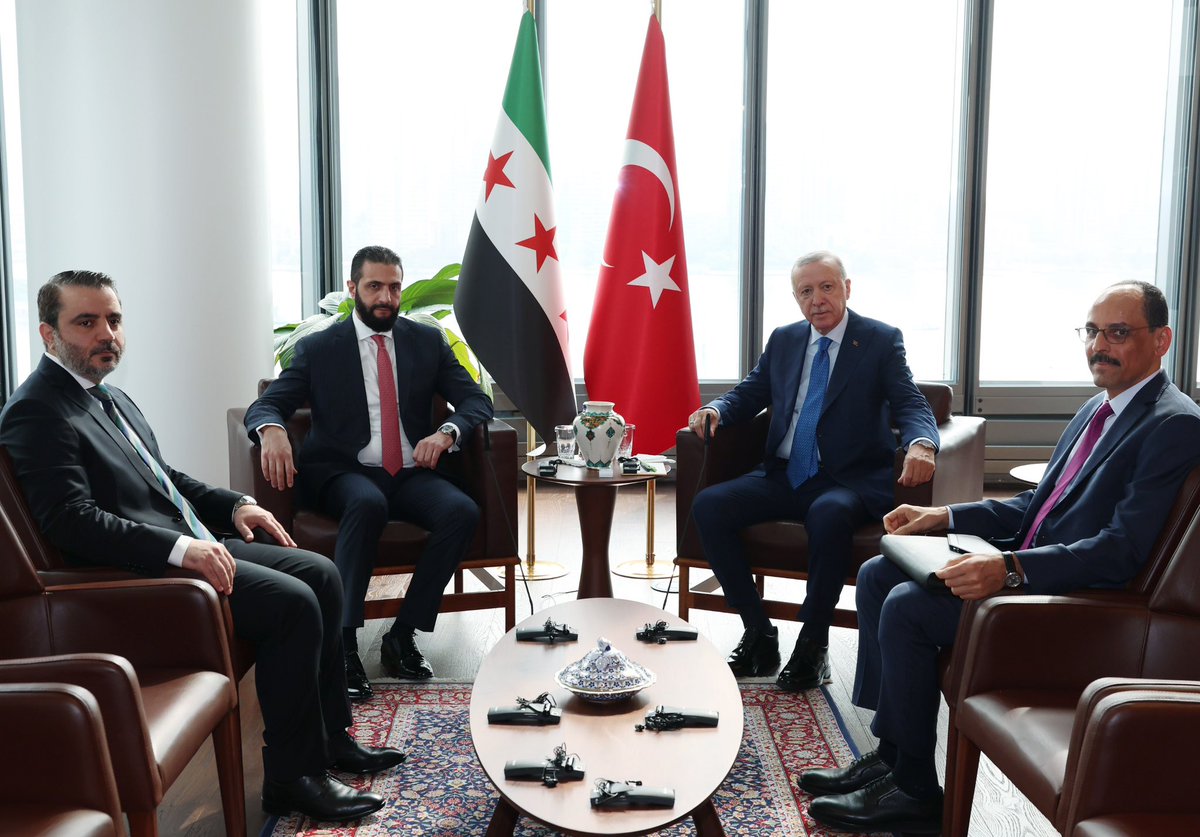 Cumhurbaşkanımız Sayın Recep Tayyip Erdoğan, Birleşmiş Milletler 80. Genel Kurulu için bulunduğu New York’taki Türkevi’nde Suriye Cumhurbaşkanı Ahmed Şara ile bir görüşme yaptı.

Görüşmede Türkiye ile Suriye ikili ilişkileri ve bölgesel konular ele alındı.

Cumhurbaşkanı Erdoğan