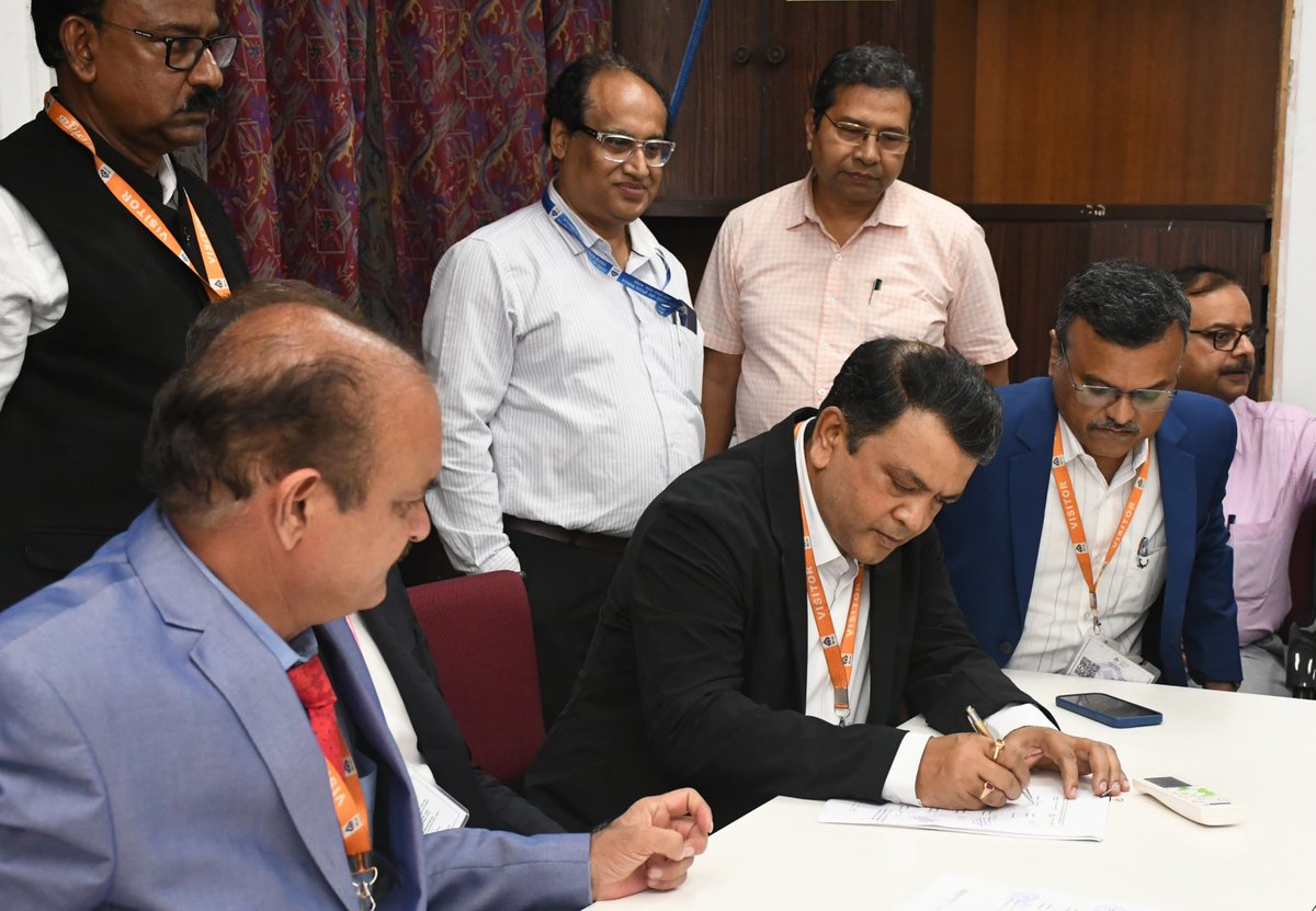 SAIL_IISCOSteel's tweet image. A contract with the consortium of @Qualical (Italy), Manishri (Cuttack) & Accurate (Pune) was signed today for a new LDCP (Lime & Dolomite Calcination Plant) at Burnpur as part of the brownfield expansion to enhance crude steel production by 4.08 MTPA.
@SAILsteel 
@SteelMinIndia