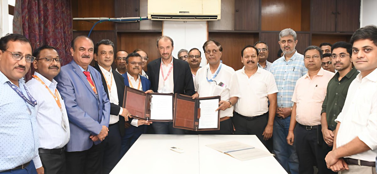 SAIL_IISCOSteel's tweet image. A contract with the consortium of @Qualical (Italy), Manishri (Cuttack) & Accurate (Pune) was signed today for a new LDCP (Lime & Dolomite Calcination Plant) at Burnpur as part of the brownfield expansion to enhance crude steel production by 4.08 MTPA.
@SAILsteel 
@SteelMinIndia