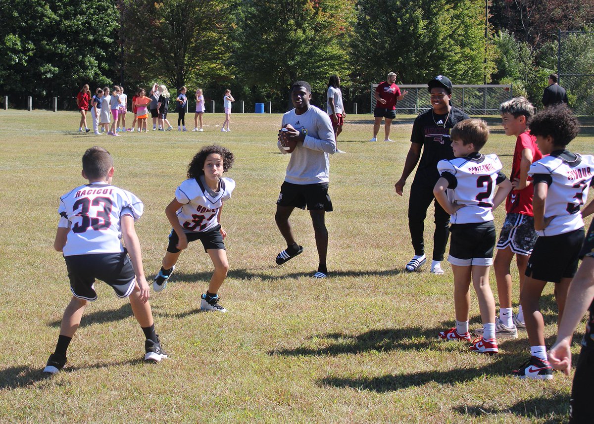 Had a great time at Westfield Intermediate!

Chatted with the students about football/school and got to play some ball 🏈

#Flagship 🚩