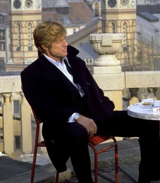 "Spy Game"in Nathan'ı. Devlet, silah arkadaşlığı, siyaset, ilkeler, görev bilinci, usta-çırak ilişkisi, sadakat ve bunların ikilemli çıkmazlarını oyunculuğuyla harmanlayarak insanoğlunu alıp götürür, düşündürür. 2001'de izlediğiniz bir film kaderinizi çizebilir. Ruhu şad olsun.