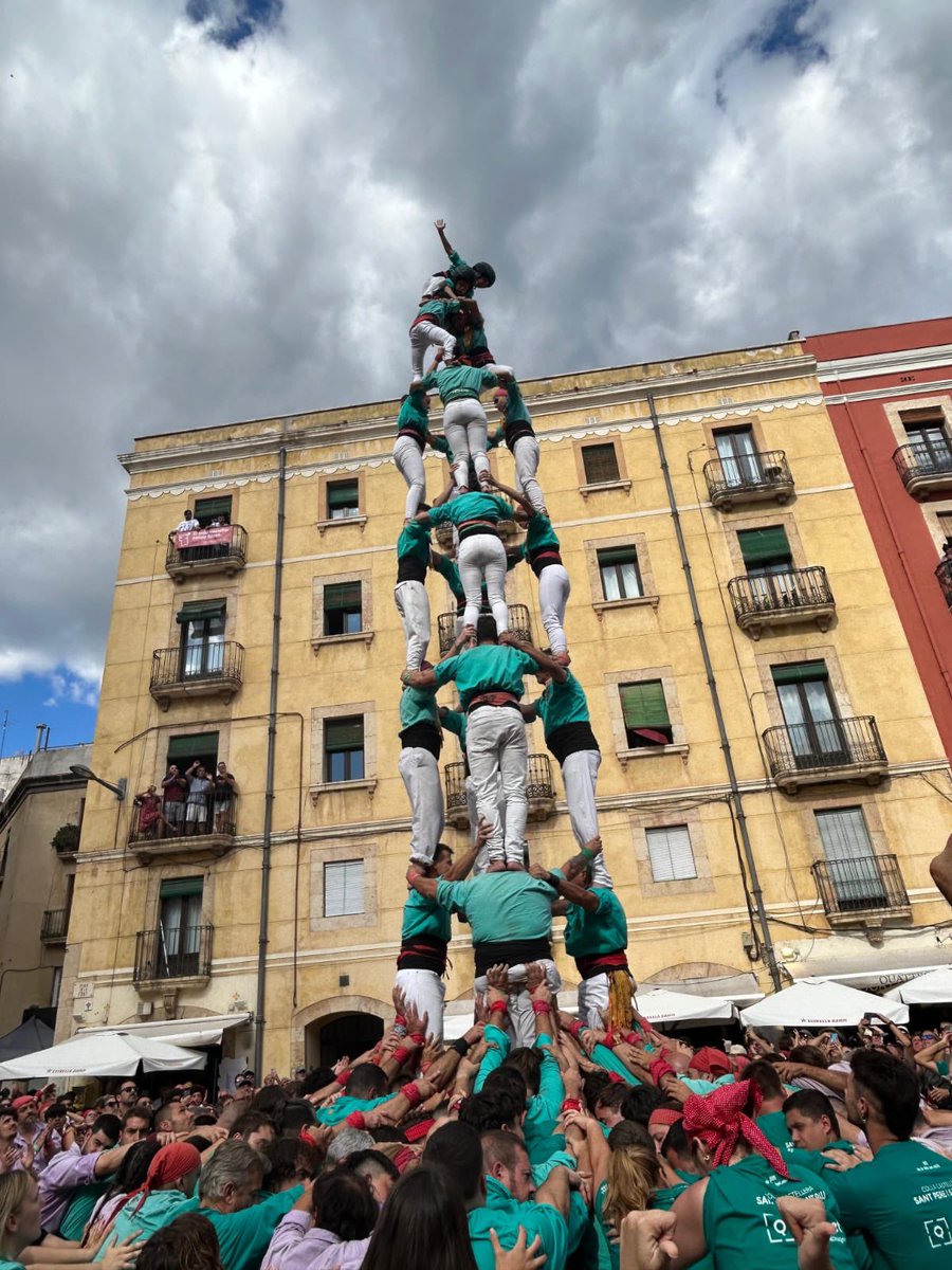 CCSPISP's tweet photo. 🔥 Quina Santa Tecla, colla! Ahir vam portar a plaça de la font el nostre TERCER 5d8, junt amb un intent de 4d8a, un 3d8, 4d8 i finalitzant l’actuació amb un pilar de 5 al balcó.

#castells #castellers #castelleres https://t.co/rIrAXZ6tDN