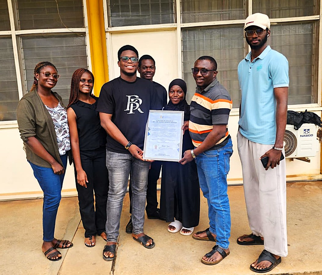 compengKNUST's tweet image. 📍Past @AcesKnust executives paid a visit to their Patron,  @hnmensah, with a citation in hand.

A thank you for his steady support through the 2024/2025 administration.