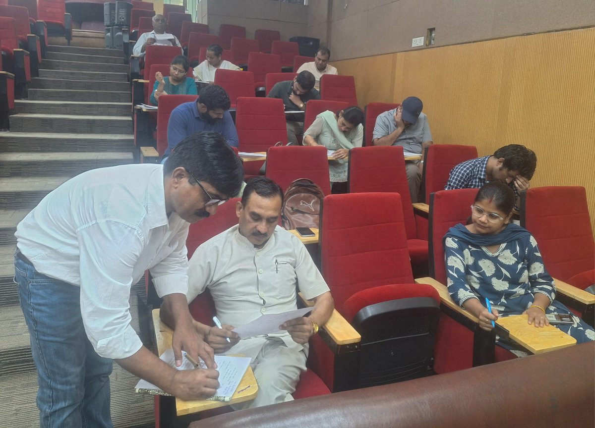 राजभाषा नियमों का अनुपालन करते हुए दिल्ली पब्लिक लाइब्रेरी में दिनांक 14.09.2025 से 28.09.2025 तक हिंदी पखवाड़े का आयोजन किया जा रहा है। जिसके दौरान दिल्ली पब्लिक लाइब्रेरी मुख्यालय में राजभाषा संबंधी विविध प्रतियोगिताएं आयोजित की जा रही है।