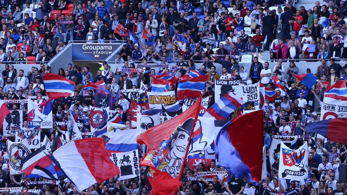 GonesArea's tweet photo. L’OL a prononcé une interdiction de stade de 18 mois à l'encontre de 2 spectateurs, repérés à la vidéo en train de voler un drapeau algérien que montrait un jeune mineur 🇩🇿

(@RMCsport) https://t.co/v8dWr27IXM