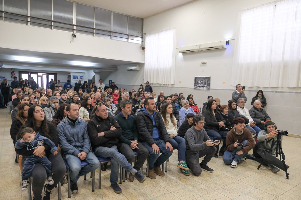 Con el intendente <a href="/fabiancagliardi/">Fabián Cagliardi</a> y el subsecretario de Hábitat Rubén Pascolini, entregamos 71 escrituras a vecinos de Berisso.

Desde hoy comienza un nuevo tiempo para las familias que recibieron sus escrituras, un tiempo con la seguridad jurídica de ser dueñas legales de sus