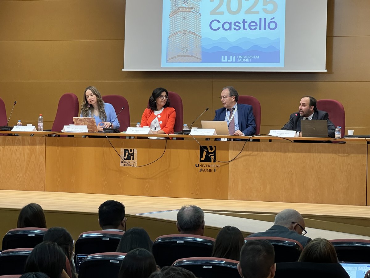 En la primera sesión plenaria del #CIT2025, "perspectiva comparada de la transparencia" han participado el presidente del <a href="/ConsejoTBG/">Consejo de Transparencia AAI</a>, <a href="/AngelesGuzman_/">Angeles Guzmán</a> , del Instituto de Transparencia de Nuevo León (México) 🇲🇽 y <a href="/rmunita/">Roberto Munita M.</a> , del Consejo  de Transparencia de Chile 🇨🇱.