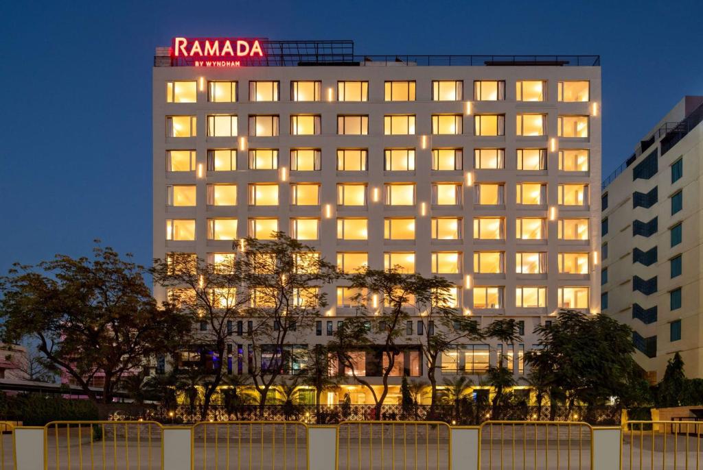 Mukesh_84's tweet photo. 🚨 बिहार के दरभंगा में आ रहा है नया Ramada होटल! 🏨✨
Wyndham Hotels ने किया बड़ा ऐलान —
80 कमरों वाला यह प्रॉपर्टी Shilit Hospitality LLP (विजय प्रकाश) द्वारा डेवलप की जा रही है।
💡 ग्रैंड ओपनिंग: सितंबर 2027

#WyndhamHotels #Ramada #Darbhanga https://t.co/xiXKNZzznj