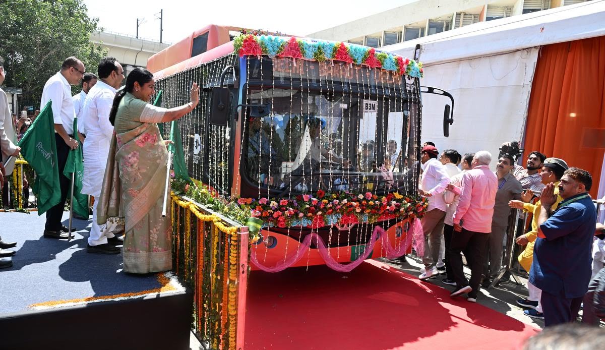 IndianInfoGuid's tweet image. 🚨CM launches inter-State Delhi-Baraut bus service