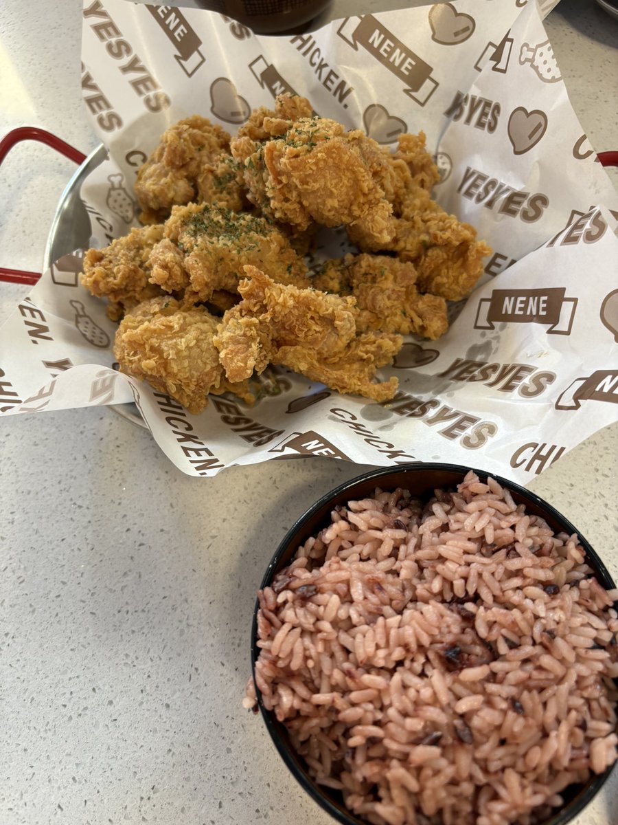 ate_pichi's tweet image. 네 네 치킨 ! 🫡