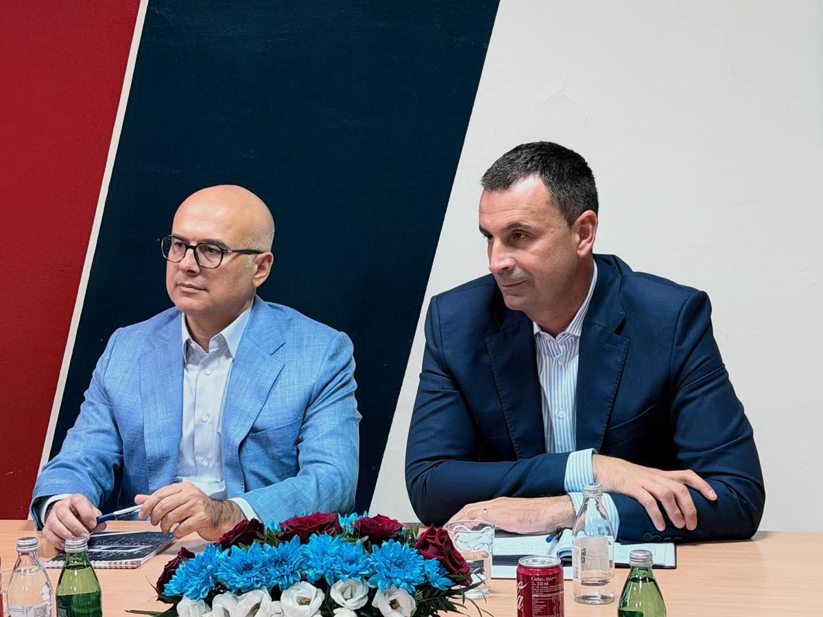 Вечерас сам одржао састанак проширеног састава Општинског одбора Српске напредне странке у Аранђеловцу.
Наш тим смо појачали једним вредним и часним саборцем.
Настављамо да радимо још снажније и јаче!
🇷🇸 Живео Аранђеловац!
Живела Српска напредна странка!
Живела Србија!