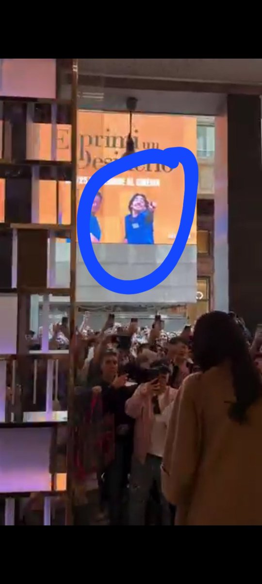 Bumy___'s tweet photo. @160175cm Even this guy is excited to see her 😭 https://t.co/ehhG7VYoBl