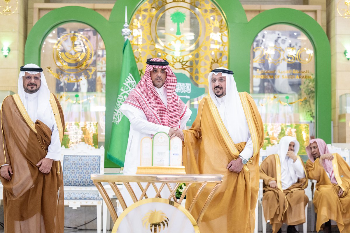 شرفت بتكريم من سيدي سمو أمير منطقة القصيم، وهو شرف رفيع ووسام غالٍ، أزداد به اعتزازاً، وأستمد منه العزم والمسؤولية لمضاعفة الجهد في خدمة الوطن.
حفظكم الله سيدي ، وادام عزكم.
#مبدعون 🇸🇦